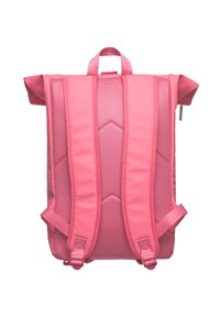 Zaino rosa con design a roll-top, realizzato in materiale resistente. Presenta spallacci in rete imbottita e una maniglia superiore. Forma elegante e strutturata.