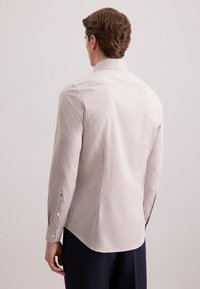 Camicia a maniche lunghe a scacchi in colori chiari con colletto button-down; presenta una vestibilità su misura e dettagli con bottoni sui polsini.
