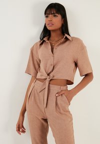 LELA REGULAR FIT - Bluza s gumbima - camel