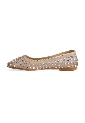 Ballettschuh aus beigem Mesh mit runder Zehenpartie, verziert mit silbernen und klaren Strasssteinen; flache Gummisohle.