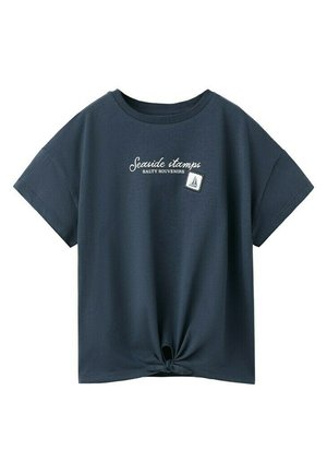 Námornícky modré tričko s krátkym rukávom s predným uzlom, bielym nápisom „Seaside stamps SALTY SOUVENIRS“ a grafikou malého známkového plachetnice.