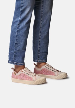 Sportiniai bateliai su tekstūruotu rožinės ir smėlio spalvos dizainu, apvalia noseliu, raišteliais ir grioveliais pažymėtu guminiu padu. Džinsai su trumpintu apačia.