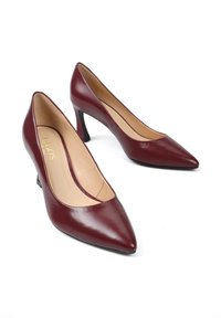 Bordowe skórzane szpilki z wąskim noskiem i niskim wcięciem, wyróżniające się gładkim, błyszczącym wykończeniem oraz zwężanym obcasem.