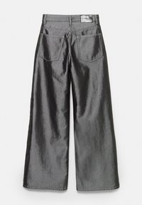 Pantalon à jambes larges en tissu gris métallique, avec une texture lisse, deux poches arrière et une étiquette sur la ceinture.