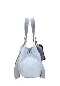 Borsa in tessuto texturizzato di colore blu chiaro, con dettagli in pelle grigia e spallacci regolabili. Forma rotonda con design arricciato nella parte superiore per un facile accesso.