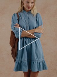 Világoskék farmer ruha gombos elülső résszel, fodros szegéllyel és puffos ujjal. Barna bőrtáskával, rojtos díszítéssel párosítva.