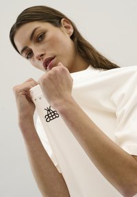 Karen by Simonsen PERRY TEE - Apdrukāts T-krekls - bright white