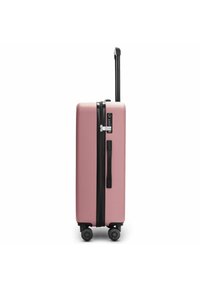 Maleta rígida en rosa mate con cremallera negra, ruedas dobles y asa retráctil. Cuenta con un candado de combinación en la parte frontal.