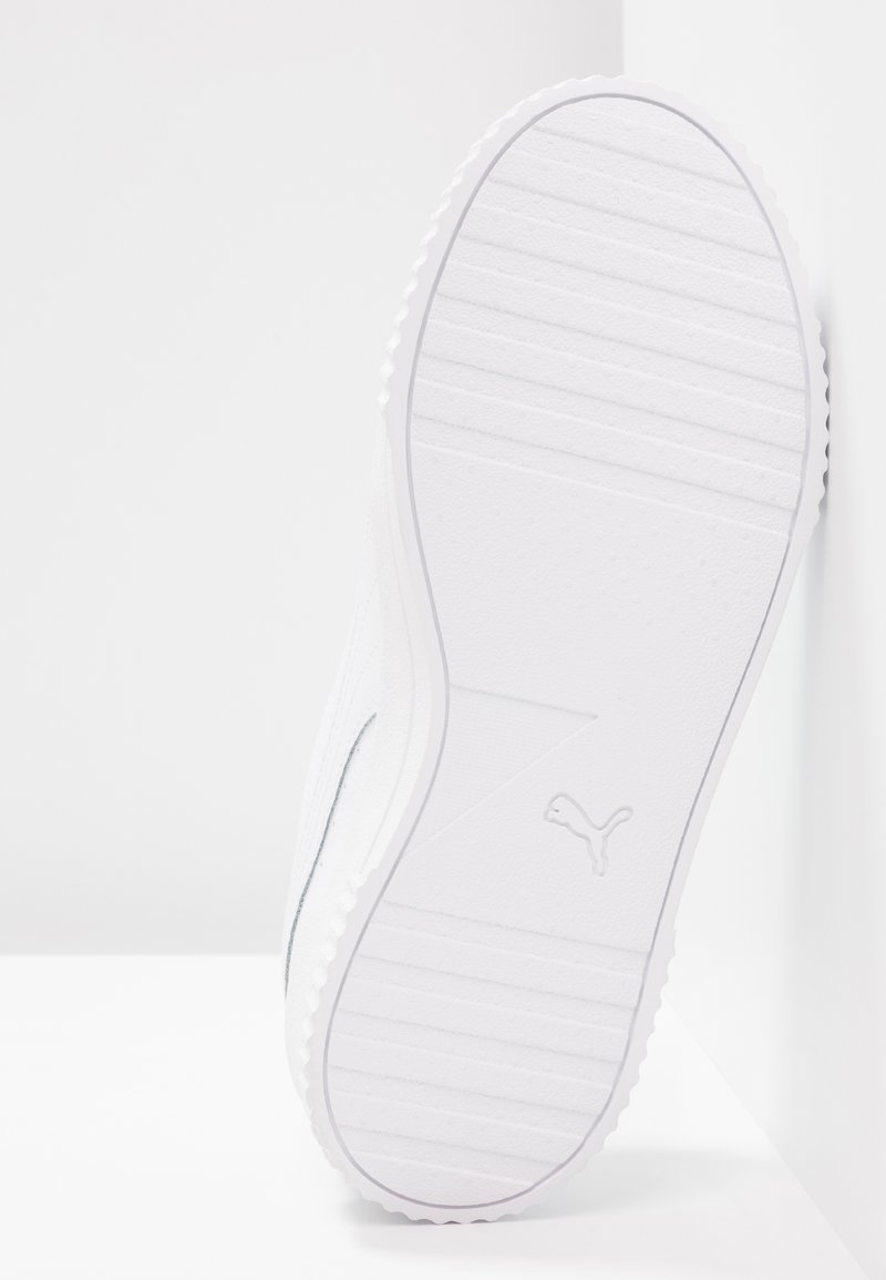 Białe sneakersy z teksturowaną gumową podeszwą, poziomymi żeberkami i subtelnych logo. Materiały wydają się trwałe, a cholewka ma gładki design.
