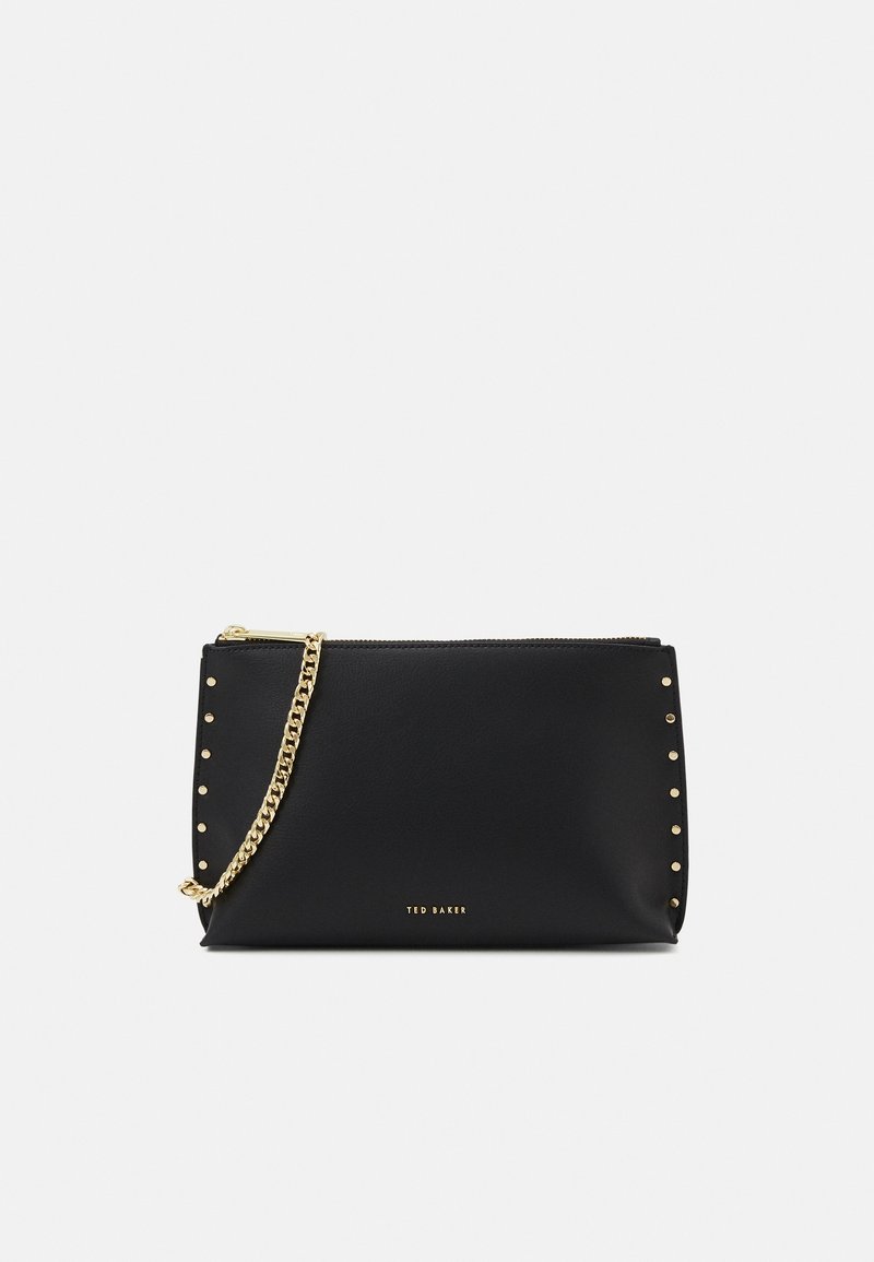 Pochette rectangulaire noire avec des clous dorés sur les côtés, une chaîne dorée en bandoulière, et un petit logo "TED BAKER" au centre à l'avant.