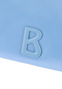 Tessuto di un blu chiaro con una texture, decorato con un logo morbido in blu che rappresenta la lettera "B", caratterizzato da un design liscio e arrotondato.