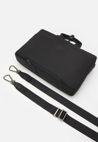 Sort laptop taske med tekstureret overflade, lynlåslomme, bærehandtag og aftagelige stropper. Har mærkebånd med spændebeslag.