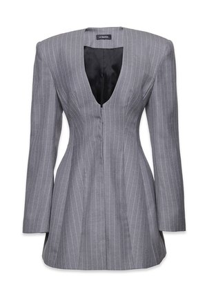 Šedý sako s pruhmi a štruktúrovanými ramenami, hlbokým V-výstrihom, priliehavým pásom a dlhými rukávmi, označené La Mania.