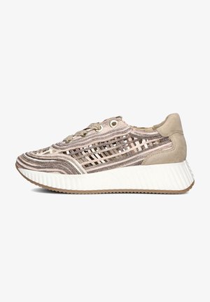 Lattice-stijl sneaker in beige en taupe met suède accenten, voorzien van een dikke witte textuurzool en ronde veters met metalen oogjes.