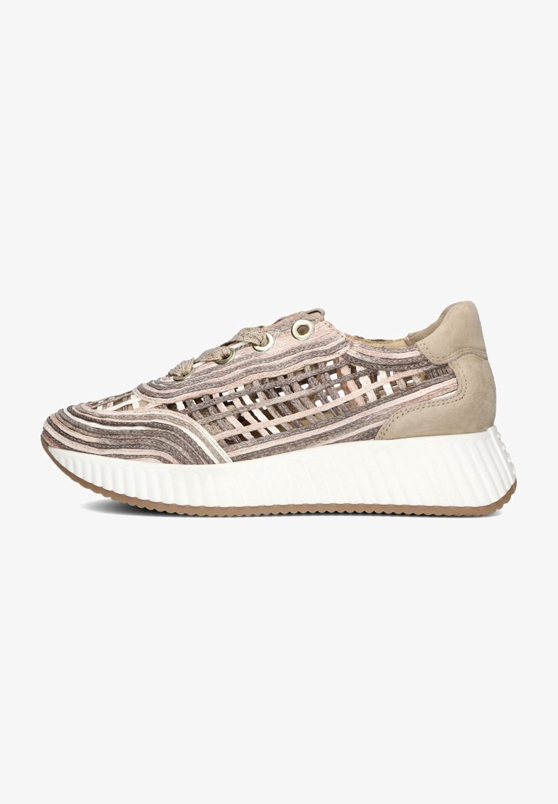 Lattice-stijl sneaker in beige en taupe met suède accenten, voorzien van een dikke witte textuurzool en ronde veters met metalen oogjes.