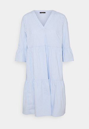 Robe bleu clair à rayures verticales blanches, col en V, manches trois-quarts avec poignets à volants et jupe à étages.