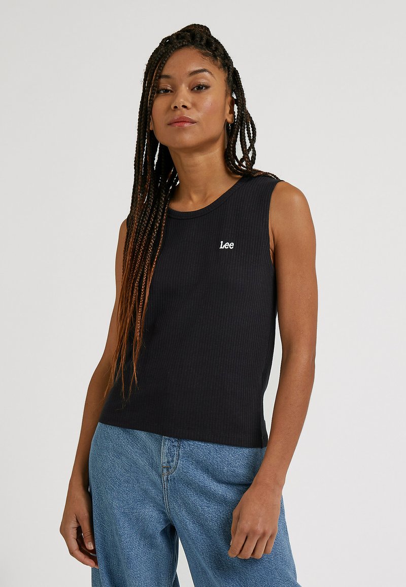 lee scarlett cropped black