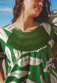 Next SHORT SLEEVE BUBBLEHEM REGULAR FIT - Triko s potiskem - green leaf print