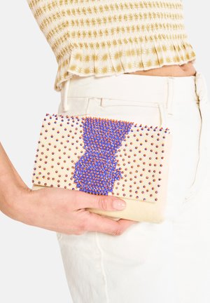Cartera de cuentas en color crema, con un diseño en azul y naranja. Superficie texturizada con numerosas cuentas redondas. Forma rectangular, cierre de broche.
