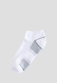 Vit ankelsocka med grå geometriska mönster och texturer. Har en slät yta samt förstärkta tår och häl.