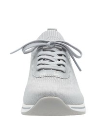 Hellgrauer Sportschuh aus atmungsaktivem Strickmaterial. Verfügt über eine runde Zehenpartie, Standard-Schnürsenkel und eine weiße Gummisohle mit grauen Akzenten.