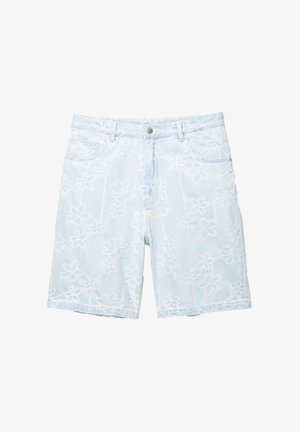 Lichtblauwe denimshorts met een overal wit bloemenborduurpatroon, vijf zakken en een knoopsluiting.