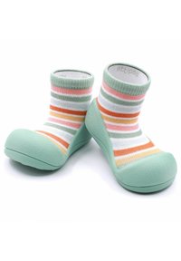 Calzado infantil con suela de goma verde menta y parte superior de algodón a rayas coloridas en rosa, naranja, verde y blanco.