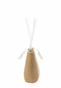 Beige geflochtene Tasche mit Rope-Textur, weißen Lederakzenten und zwei weißen Trägern. Verfügt über einen Kordelzugverschluss an der Oberseite.