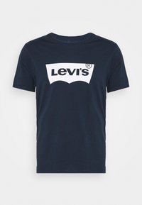 T-shirt in cotone blu navy con un grande logo bianco Levi's e il design iconico delle cuciture arcuate, maniche corte e colletto rotondo.