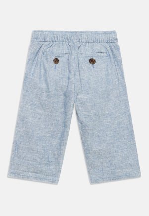 Pantalon pour tout-petit bleu clair avec taille élastique, deux poches arrière boutonnées, et une coupe ample et confortable.