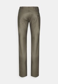 Khaki kalhoty s rovnými nohavicemi, čistým provedením, zadními kapsami a malým logem blízko pasu; vyrobeny z odolného materiálu.