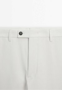 Pantaloni grigi chiari realizzati in tessuto liscio, con chiusura a bottone nero, passanti per cintura e leggere pieghe frontali.