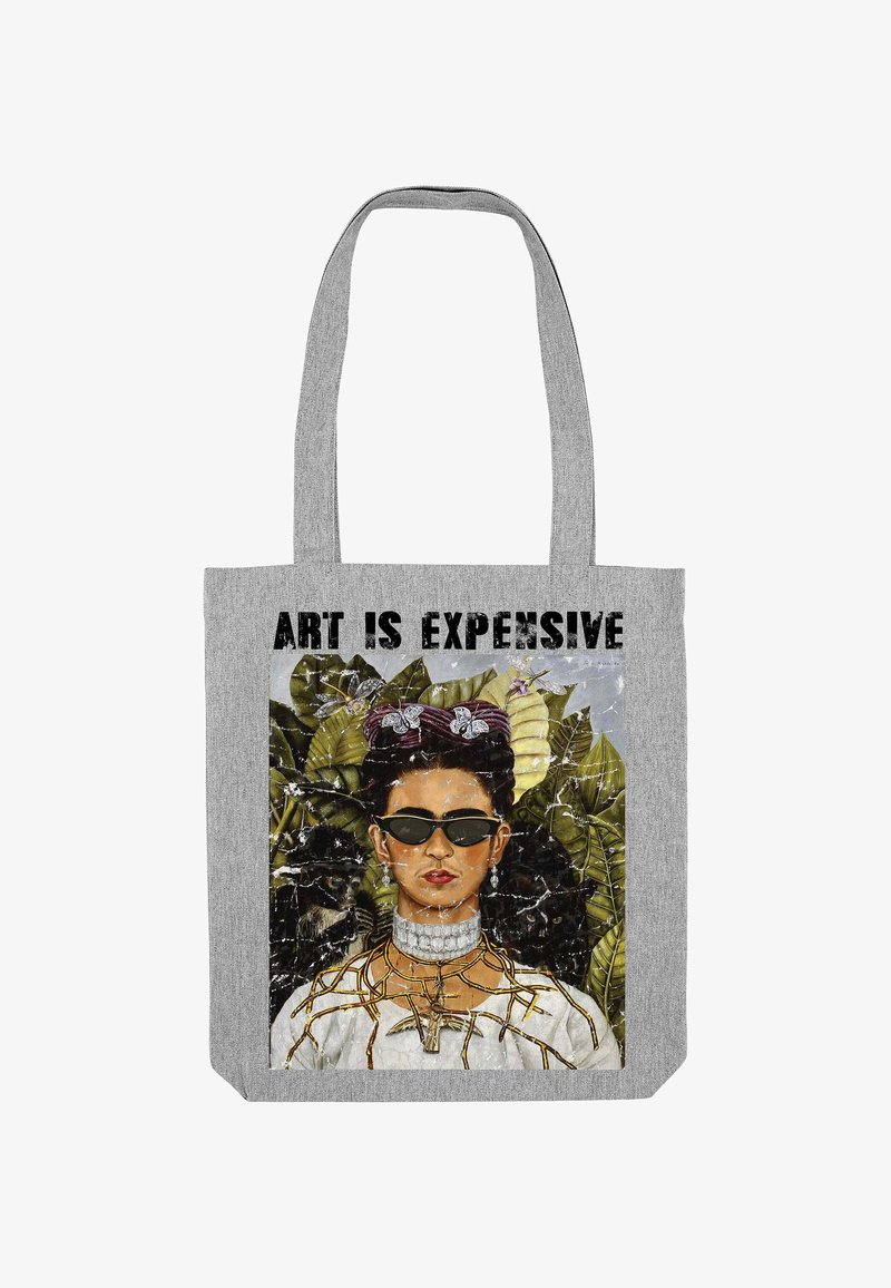 Sac de transport avec une œuvre représentant une femme portant des lunettes de soleil, des accessoires capillaires en forme de papillon, une robe blanche et le texte "L'ART EST CHER" au-dessus.