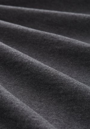 Tumehall kangas pehmea tekstuuriga, millel on sujuvad ja ühtlaselt jaotatud voldid, mis loovad lainekujundi selle pinnal.