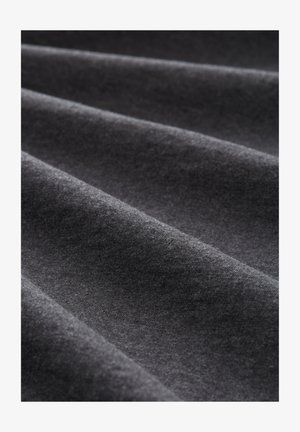 Tumehall kangas pehmea tekstuuriga, millel on sujuvad ja ühtlaselt jaotatud voldid, mis loovad lainekujundi selle pinnal.