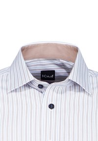 Camicia a righe con chiusura a bottoni, caratterizzata da righe azzurre e beige, un colletto interno color beige chiaro e un'etichetta nera con testo bianco.
