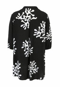 Schwarze Bluse mit weißem, korallenartigem Muster, knöpfbarem Kragen, Dreiviertelärmeln und lässiger Passform. Hergestellt aus leichtem, glattem Stoff.