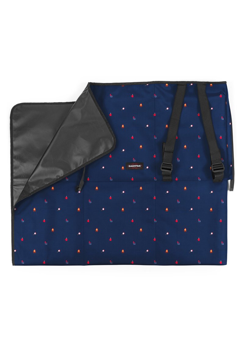 Couverture de pique-nique bleu marine avec des motifs rouges, orange et blancs ; fond noir ; comprend des sangles pour la fixation. Se plie proprement pour le rangement.