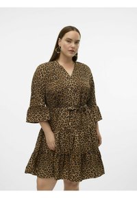 Abito in stampa leopardata con scollo a V, maniche a tre quarti a campana, cintura legata in vita e gonna a balze realizzata in un tessuto morbido e leggero.