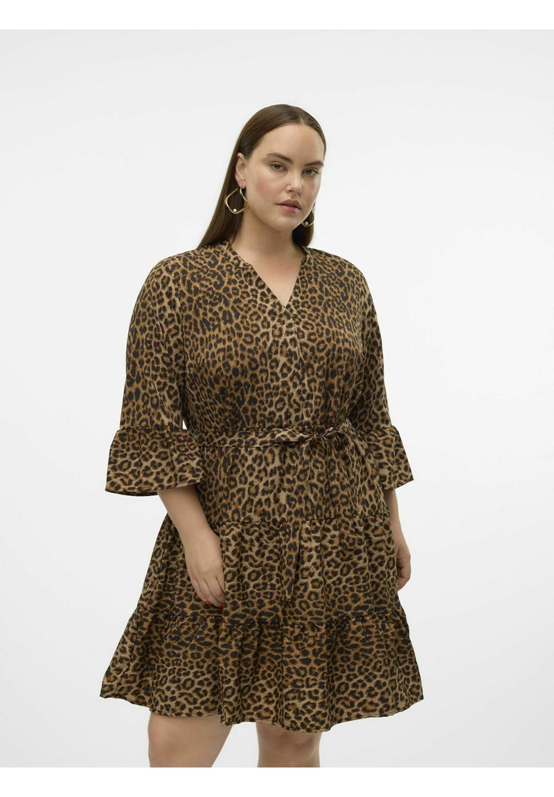 Kjole med leopardprint, V-udskæring, trekvart klokkeærmer, bånd i taljen og en lagdelt nederdel lavet af et glat, let stof.