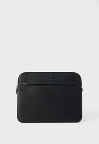 Czarny skórzany pokrowiec na laptopa o fakturowanym wykończeniu, wyposażony w zamek błyskawiczny na górze oraz przednią kieszeń. Minimalistyczny design, prostokątny kształt.