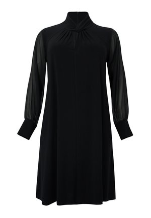 Robe noire avec un col montant, de longues manches transparentes et un encolure froncée. Tissu lisse, longueur genou avec une silhouette droite.