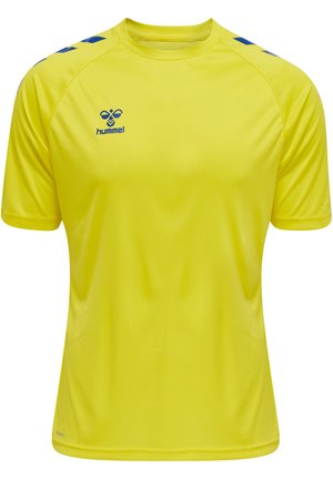 Ljust gul sporttröja med korta ärmar, tillverkad av slät tyg. Har blå detaljer på axlarna och en logotyp på framsidan.