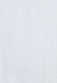 Solide hellgraue Stofftextur mit dezentem Webmuster, gleichmäßig beleuchtet und faltenfrei.