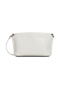 Sac en cuir blanc avec une surface texturée, une seule poignée et une fermeture éclair. Présente un logo embossé discret à l'avant.