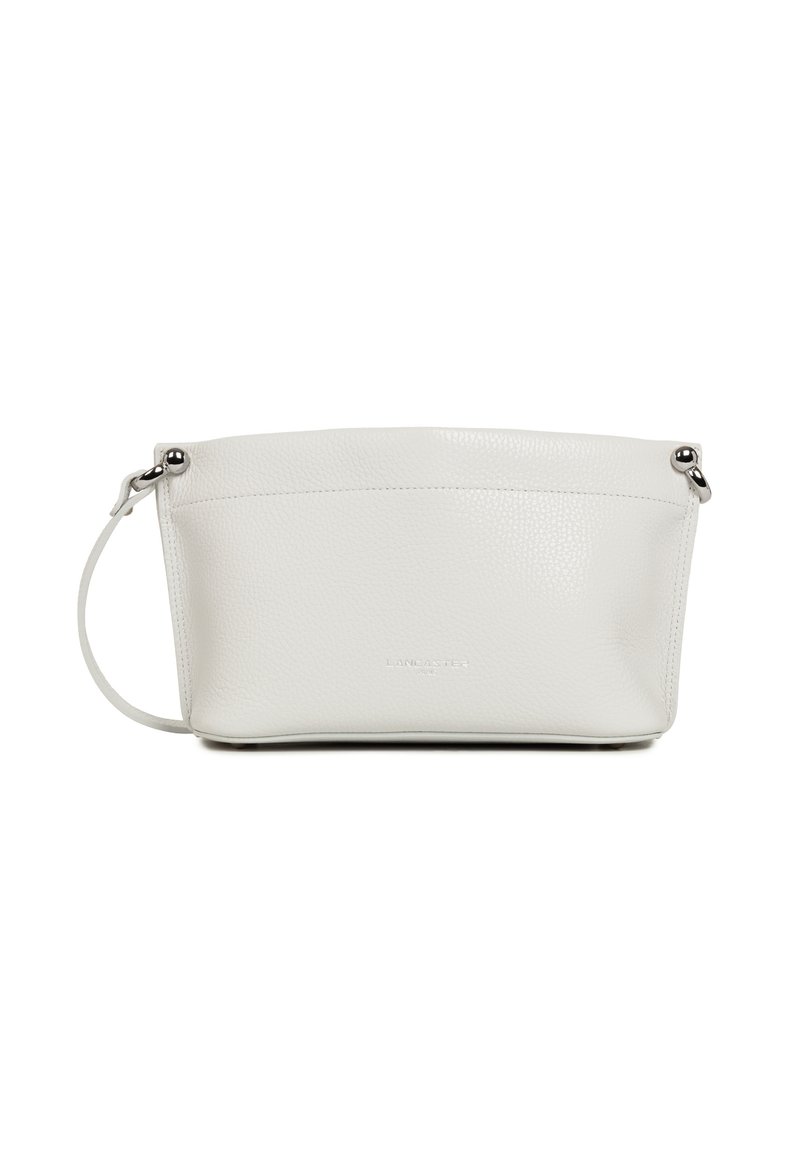 Sac en cuir blanc avec une surface texturée, une seule poignée et une fermeture éclair. Présente un logo embossé discret à l'avant.