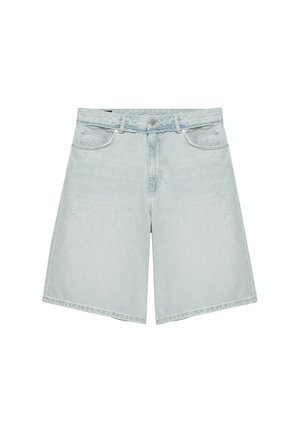 Hellblaue High-Waist-Denim-Shorts mit vorderen Taschen, Gürtelschlaufen und Knopfverschluss, auf weißem Hintergrund präsentiert.