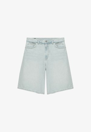 Hellblaue High-Waist-Denim-Shorts mit vorderen Taschen, Gürtelschlaufen und Knopfverschluss, auf weißem Hintergrund präsentiert.