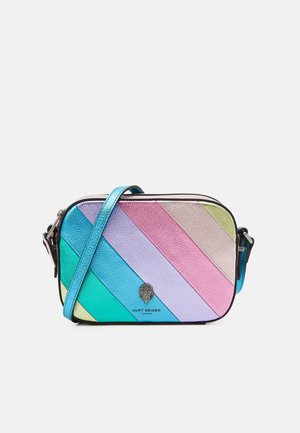 Petit sac bandoulière rectangulaire avec des rayures pastel diagonales bleu, violet, rose et vert, avec une sangle métallique bleue et un logo.