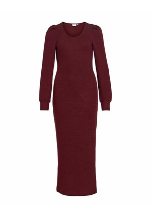 Pitkä viininpunainen ribbineulottu mekko, jossa on pitkät pussihihat ja vartalonmyötäinen siluetti, ulottuen polven alapuolelle.